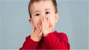 قلة الكلام المفاجئة عند الأطفال: طبيب أطفال يوضح الأسباب المؤثرة وطرق التعامل معها